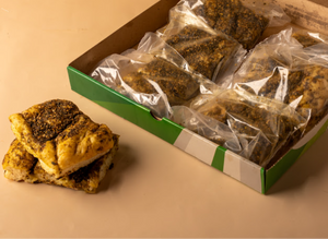 بوكس المدرسة ( ٨ قطع ساوردو زعتر + ٨ قطع ساوردو بيتزا + ٩ حبات كب كيك المجدول العضوي )