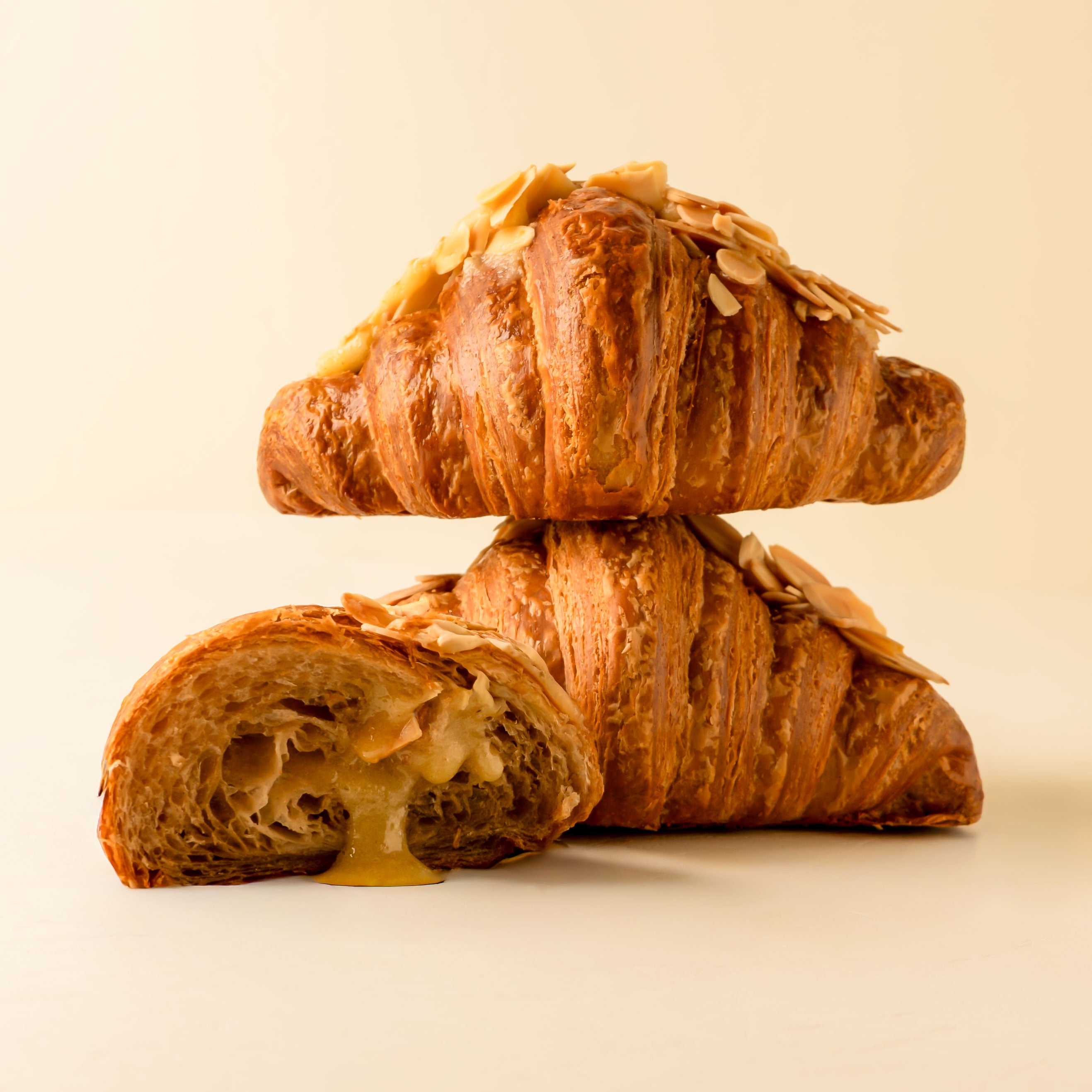 كرواسان لوز بالعسل( Honey Almond Croissant) بالقمح الكامل والخميرة الطبيعية ٨ حبات ( ١٢٠ غرام للحبة الواحدة )