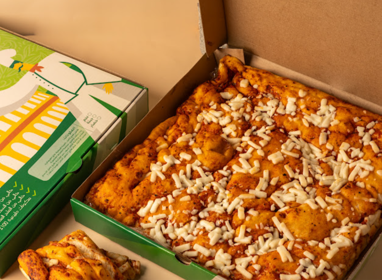 بوكس العائلة ( بيتزا الساوردو العائلية الحجم الكبير + فطيرة ساوردو الزعتر الحجم العائلي ) بالخميرة الطبيعية ، خالية من السكر والزيوت المهدرجة