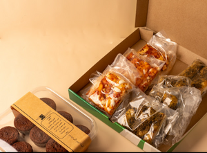 بوكس المكس ( ٤ قطع من بيتزا الساوردو + ٤ قطع من فطيرة الساوردو بالزعتر + بوكس الكب كيك بالتمر المجدول العضوي )