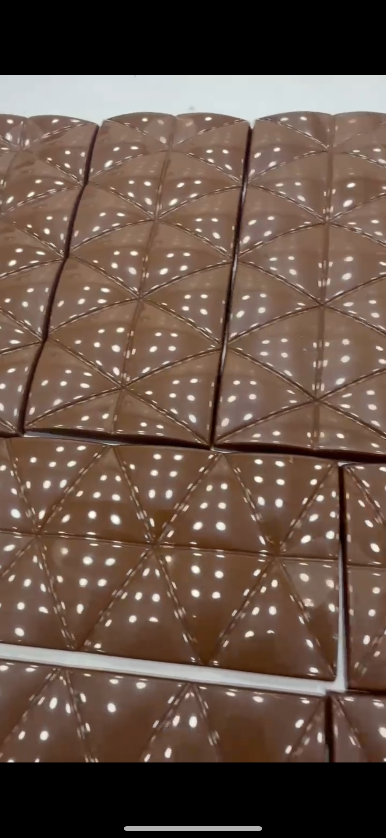 كاكاو دارك بار بالحليب والمونك فروت وسكر القصب ( الوزن التقريبي ٤٥غرام )٥٠٪ دارك