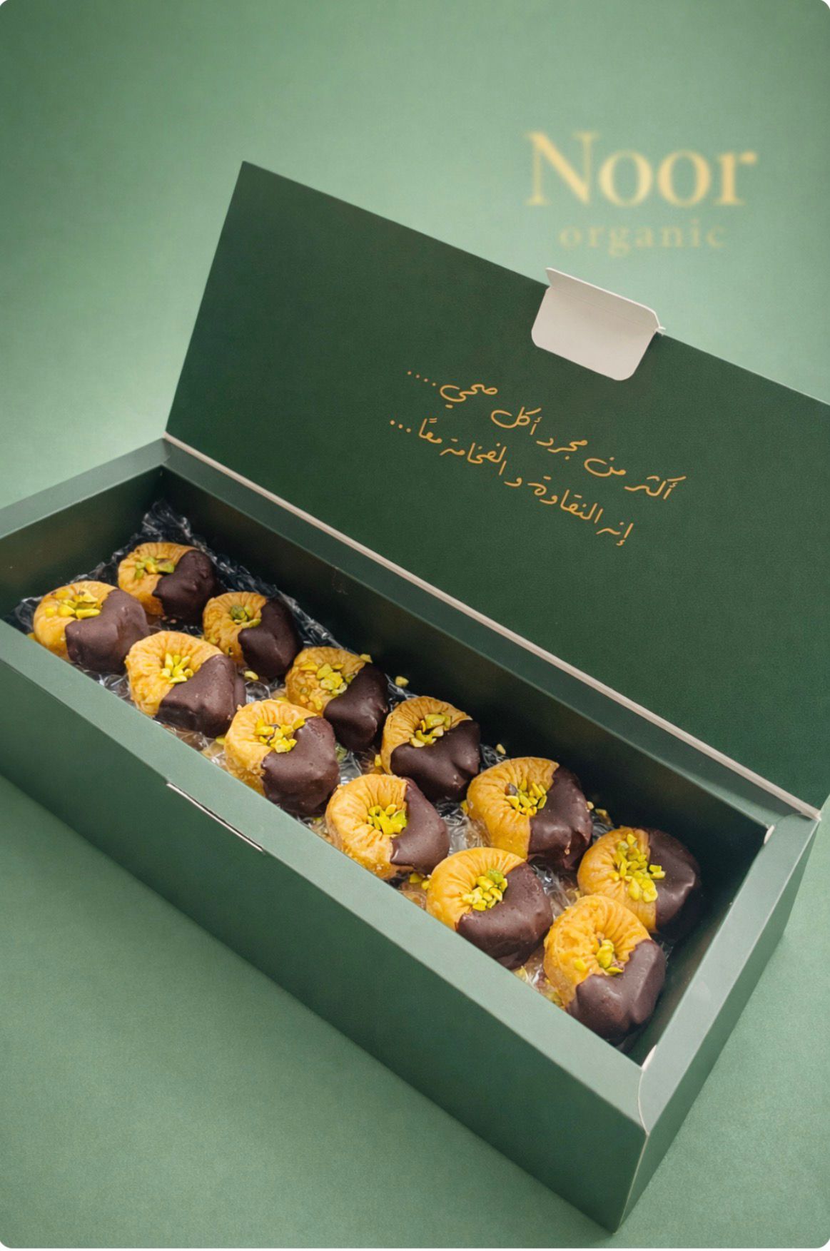Half a kilo of baklava with dark chocolate, 24 jumbo pieces, made with authentic ghee and honey, sugar-free (half a kilo).