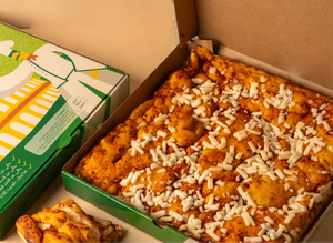 بوكس العائلة ( بيتزا الساوردو العائلية الحجم الكبير + فطيرة ساوردو الزعتر الحجم العائلي ) بالخميرة الطبيعية ، خالية من السكر والزيوت المهدرجة