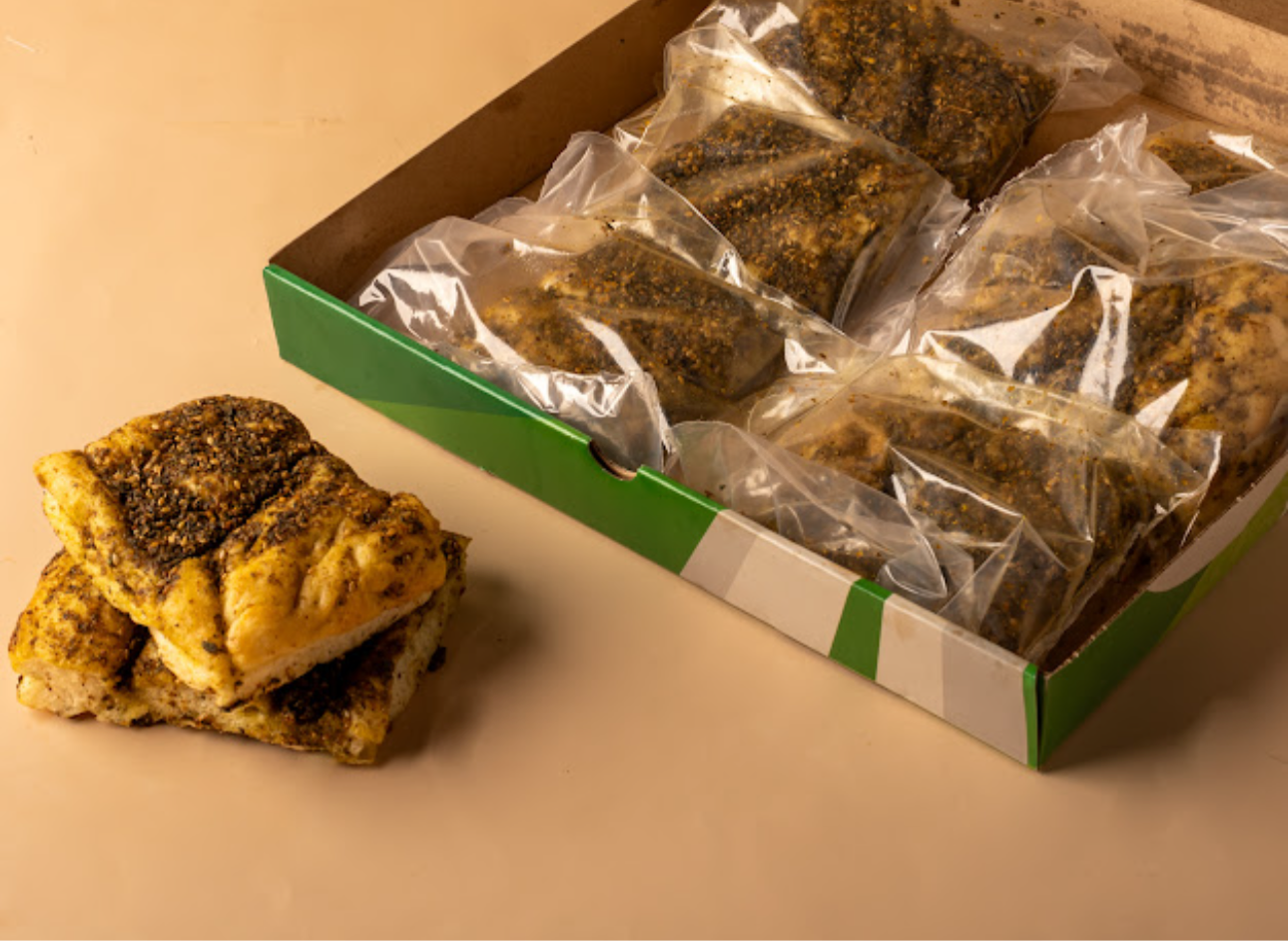 بوكس المدرسة  ( ٨ قطع  ساوردو زعتر + ٨ قطع ساوردو بيتزا + ٩ حبات كب كيك المجدول العضوي )