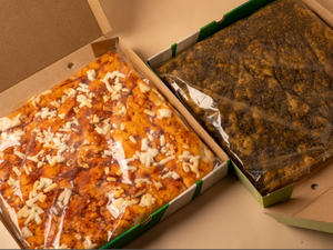 بوكس العائلة ( بيتزا الساوردو العائلية الحجم الكبير + فطيرة ساوردو الزعتر الحجم العائلي ) بالخميرة الطبيعية ، خالية من السكر والزيوت المهدرجة