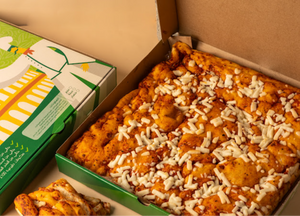 بوكس العائلة ( بيتزا الساوردو العائلية الحجم الكبير + فطيرة ساوردو الزعتر الحجم العائلي ) بالخميرة الطبيعية ، خالية من السكر والزيوت المهدرجة