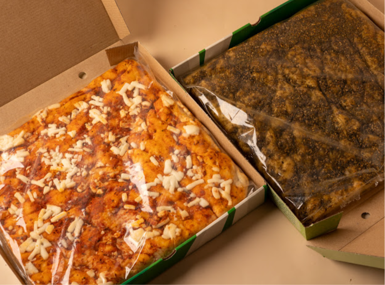 بوكس العائلة ( بيتزا الساوردو العائلية الحجم الكبير + فطيرة ساوردو الزعتر الحجم العائلي ) بالخميرة الطبيعية ، خالية من السكر والزيوت المهدرجة