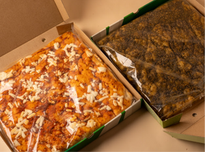 بوكس العائلة ( بيتزا الساوردو العائلية الحجم الكبير + فطيرة ساوردو الزعتر الحجم العائلي ) بالخميرة الطبيعية ، خالية من السكر والزيوت المهدرجة