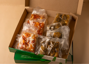 بوكس المكس ( ٤ قطع من بيتزا الساوردو + ٤ قطع من فطيرة الساوردو بالزعتر + بوكس الكب كيك  بالتمر المجدول العضوي )