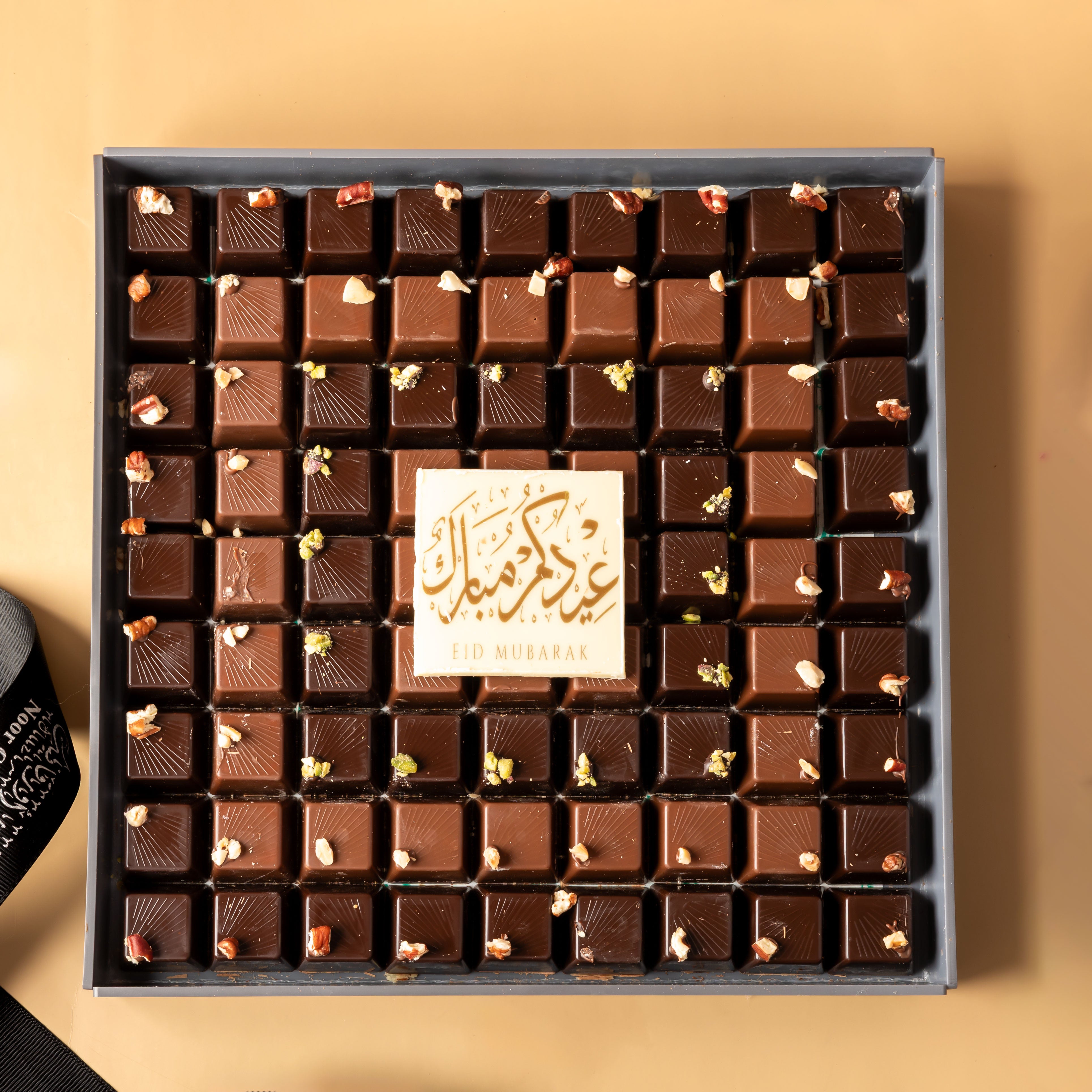 صينية من الكاكاو الفاخر ( دارك ٥٨٪؜) ٨٠٠ غرام بحشوات مختلفة