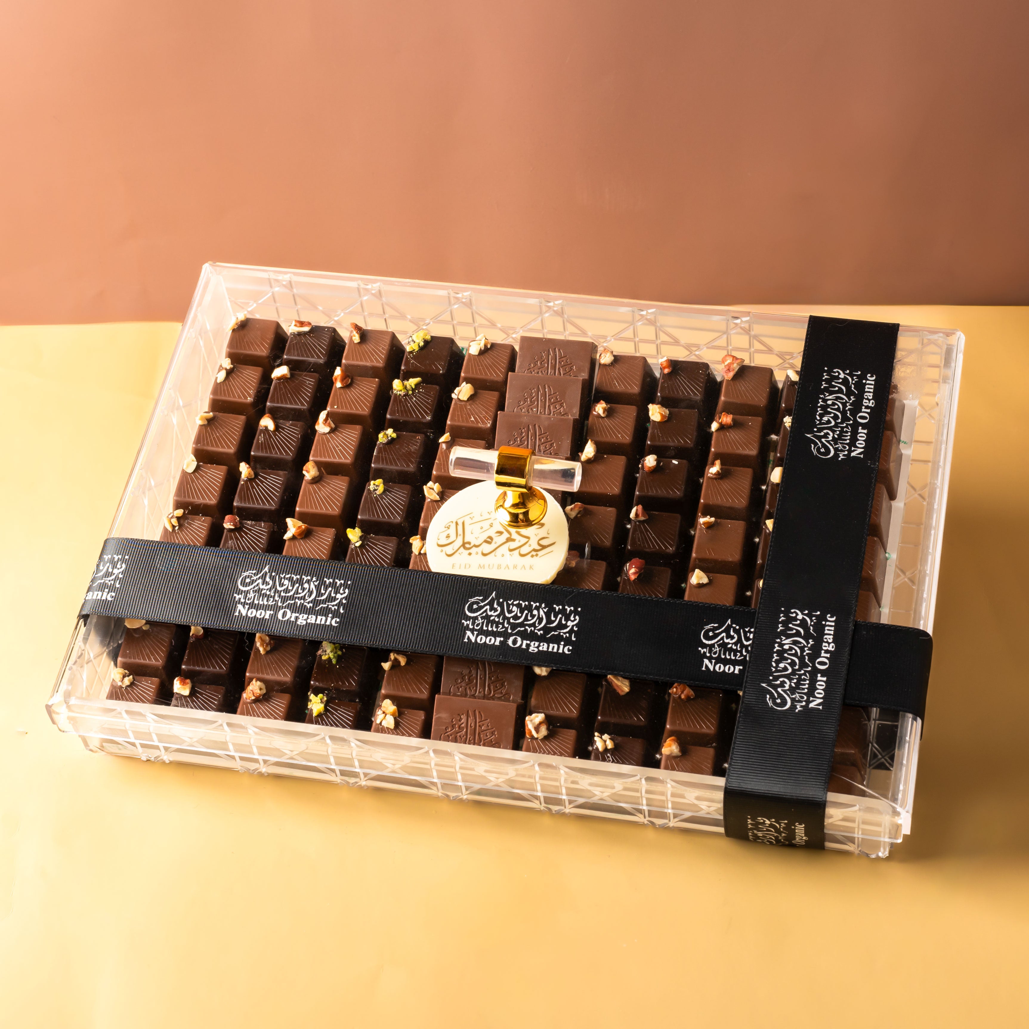 صينية فاخرة من الدارك چوكلت ٥٨٪؜ بحشوات مختلفة ١ كيلو و ١٠٠ غرام