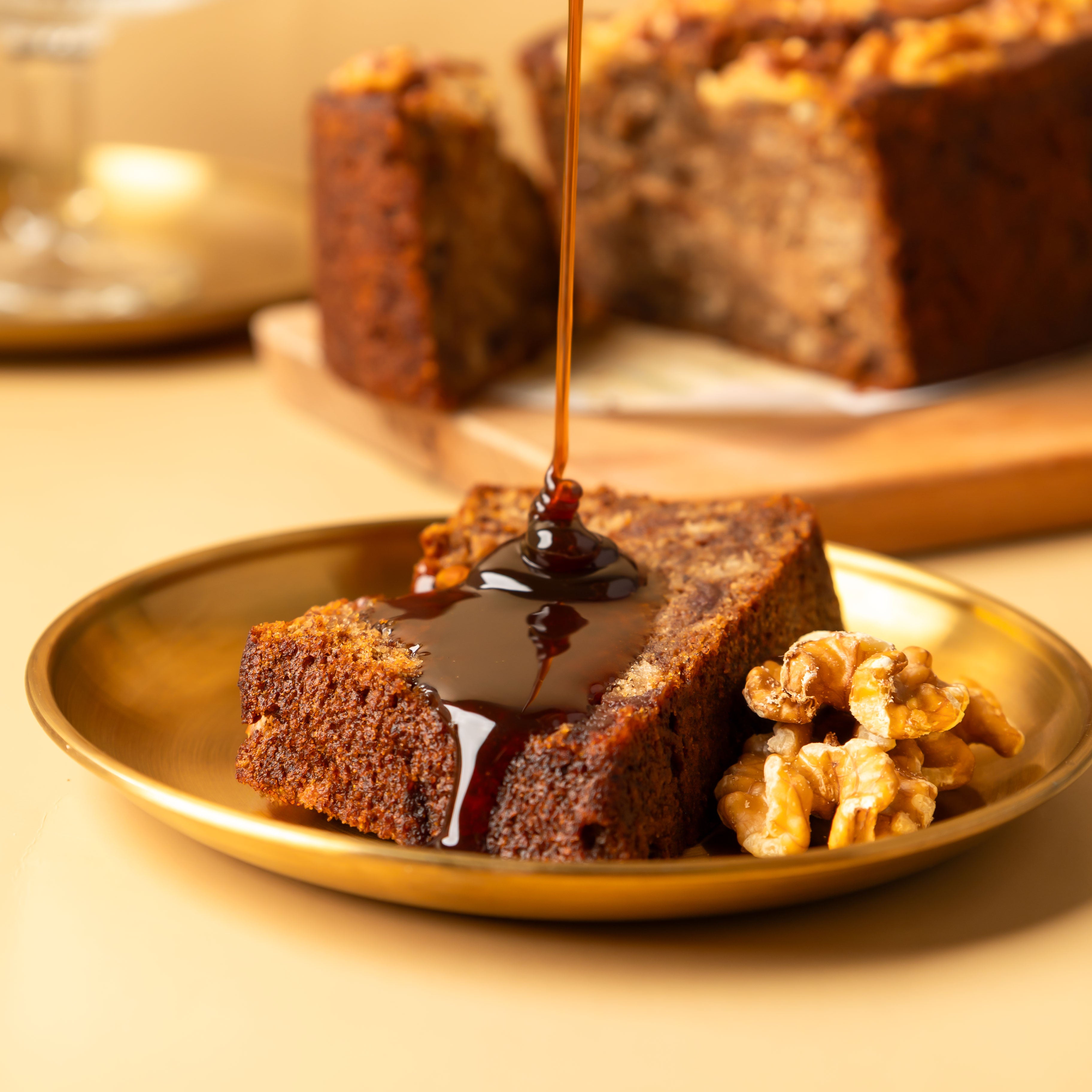 كيكة التمر والقرفة السيلانية محلاة بدبس التمر الصافي بالزبدة الرائبة